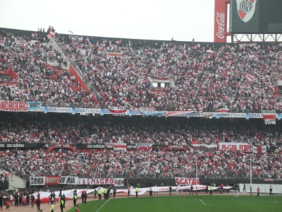 Etwa 80.000 Fans von River Plate feierten 7829 meterlange Blockfahne