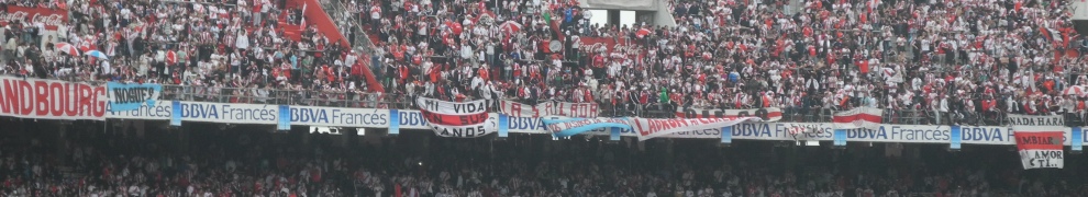 Etwa 80.000 Fans von River Plate feierten 7829 meterlange Blockfahne