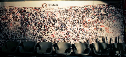 Ein Foto vom Originalzustand des Huracán Wandposters in der Münchner Fußball-Kneipe "Stadion"
